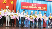 Trao tặng, truy tặng Huy hiệu Đảng cho 166 đảng viên