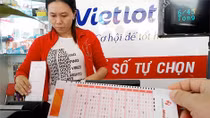 Trao thưởng hơn 10 tỷ đồng cho người trúng giải Vietlott