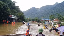 Công an ngâm mình dưới nước làm cọc tiêu phân luồng giao thông