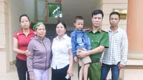 Thượng úy Ngô Quang Nam cứu sống cháu bé dưới dòng lũ