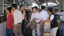 Bắt một phụ nữ tổ chức cho 13 người đi Malaysia trái phép
