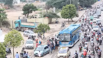 Đề nghị xử lý dứt điểm hai “bến cóc” gần nút giao đại lộ Thăng Long - Khuất Duy Tiến