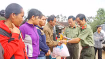  Bòn nơi khố rách đãi nơi quần hồng
