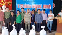 Trao 61 suất quà cho bà con vùng lũ quét Mường Nhé