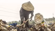 Những phụ nữ nghèo mưu sinh trên bãi rác