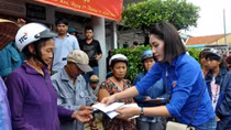 Báo CAND và Hoa hậu Đặng Thu Thảo tặng quà người dân vùng bão lũ Phú Yên, Khánh Hòa