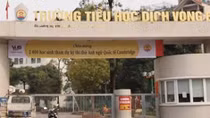 Một học sinh tiểu học ở Cầu Giấy rơi từ tầng 4 xuống đất