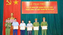 12 cá nhân được khen thưởng về thành tích đấu tranh với tội phạm