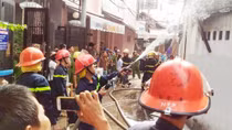 Cháy nhà trong hẻm, nhiều người hoảng loạn