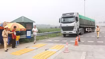 Phải 12 lần làm biên bản và ra quyết định mới phạt được một xe quá tải đường bộ