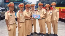 Sắc áo vàng đẫm mồ hôi trên đường phố ngày nắng lửa