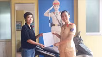 Mừng rỡ phát khóc khi nhận được xe máy mất 7 năm
