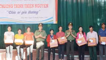 Văn phòng Bộ Công an tiếp sức học sinh đến trường