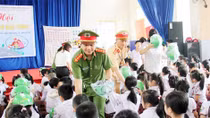 Tặng gần 900 mũ bảo hiểm cho học sinh