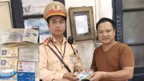 CSGT trả lại ví tiền hơn 10 triệu đồng cho người dân
