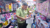Đồ chơi trẻ em mang tính bạo lực vẫn bán tràn lan