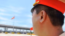 Lực lượng CSGT phơi mình làm nhiệm vụ giữa trời nắng nóng trên cao tốc