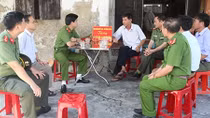Trao quà tặng gia đình thân nhân liệt sỹ ở Nghệ An