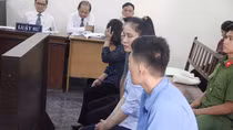 Cán bộ hải quan tiếp tay buôn lậu lãnh án