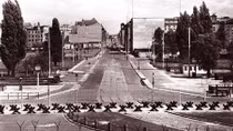 Những đôi tai dưới chân tường Berlin