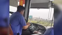 CSGT mời tài xế lái xe buýt bằng khuỷu tay lên làm việc