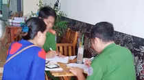 Quán cà phê của một phụ nữ hết bị tạt nước sơn… lại bị ném trứng thối