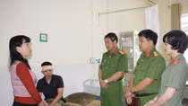 Thăm hỏi chiến sỹ bị thương khi tìm kiếm nạn nhân trong hang Cột Cờ