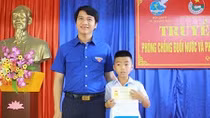 Trao Huy hiệu “Tuổi trẻ dũng cảm” tặng cháu bé lớp 5 cứu người đuối nước