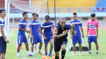 Phạm Anh Khoa hội ngộ và ghi bàn vào lưới danh thủ hàng đầu thế giới Dwight Yorke