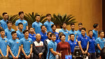 Tuyển thủ U23 cùng ký lên lá cờ Chủ tịch Quốc hội mang về từ Lũng Cú