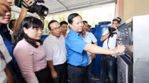 Tặng máy lọc nước biển thành nước ngọt cho nhân dân vùng hạn mặn