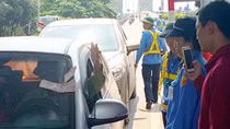Tài xế lại mua vé bằng tiền lẻ, trạm thu Bến Thủy đành miễn phí 