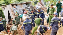 Xúc động hình ảnh Công an cứu giúp người dân vùng thiên tai ở Nha Trang
