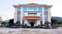 Chi tiêu vô tội vạ, một Hiệu trưởng bị cách chức