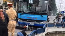 Xe máy đối đầu xe buýt cực mạnh trên đường Yên Phụ