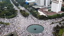 Thủ đô Jakarta đen đặc 150 ngàn người biểu tình đòi "xử" Thị trưởng Jakarta