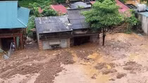 Trường học, nhà dân, các tuyến đường huyết mạch ở nhiều tỉnh bị sập và sạt lở do mưa lũ