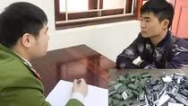 "Nhờ" người quen chở 2 bao tải công cụ hỗ trợ đi tiêu thụ