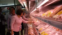 Hàng loạt DN đầu mối cam kết hỗ trợ người nuôi heo