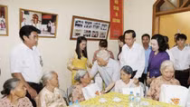 Lịch sử không bao giờ quên những cống hiến, hy sinh của những người có công với nước