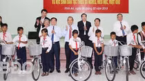 Phó Thủ tướng Thường trực Trương Hòa Bình tặng quà học sinh nghèo vượt khó tỉnh Bình Định