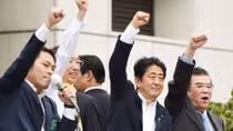 Chính phủ Shinzo Abe: Những mũi tên chưa đi về đích
