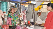 Bán mớ, 4kg thịt heo chợ quê chỉ có giá… 100.000 đồng