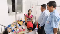 Tài xế taxi thành "ông đỡ" bất đắc dĩ