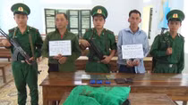 Bắt 4 đối tượng "ôm" 5 bánh heroin qua biên giới