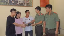 Hai học sinh trả lại tài sản trị giá hơn 20 triệu đồng