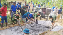 Giúp Mẹ Việt Nam Anh hùng làm 100m đường bê tông