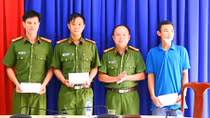 Khen thưởng tập thể, cá nhân dũng cảm truy bắt tội phạm