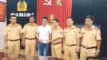 CSGT trả lại hơn 20 triệu đồng cho người đánh rơi