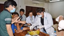 Bác sĩ Việt trắng đêm mổ cấp cứu giúp người dân Lào ở Attapeu